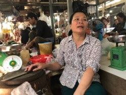 អ្នកស្រី ជ្រិន ឆេងលាភ អ្នក​លក់​សាច់ជ្រូក​ក្នុង​ផ្សារ​បឹងកេងកង ​និយាយ​ជាមួយ​អ្នក​សារព័ត៌មានវីអូអេ​ នៅ​តូប​របស់​អ្នក​ស្រី​ក្នុង​ផ្សារនេះ​ រាជធានីភ្នំេពញ ​កាលពី​ថ្ងៃទី​០៨ ខែមករា ឆ្នាំ២០២០។(ទុំ ម្លិះ/វីអូអេ)