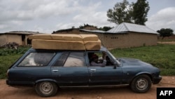 Les gens évacuent leur ferme après l’attaque des pasteurs Fulani contre leur, à Nghar, près de Jos, Nigeria, le 27 juin 2018.