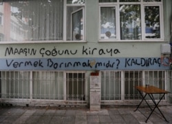 Devordagi graffiti yozuv: "Boshpanali bo'lish maoshning aksariyatini ijaraga berish deganimi?" Istanbul, Turkiya, 2021-yil, 15-oktabr