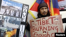 បុរស​ទីបេ​ម្នាក់​ចូលរួម​ក្នុង​ការ​តវ៉ាសេរីភាព​ទីបេតប្រឆាំង​នឹង​ប្រទេសចិន​នៅទល់មុខ​ស្ថានទូតចិន​ក្នុង​ទីក្រុង​សេអ៊ូល កាលពី​ខែវិច្ឆិកា ២០១១។ (REUTERS/Jo Yong-Hak)