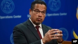 រូបឯកសារ៖ លោក Keith Ellison អគ្គ​រដ្ឋ​អាជ្ញា​ប្រចាំ​រដ្ឋ​មីនីសូតា ថ្លែងនៅក្នុងសន្និសីទសារព័ត៌មានមួយពាក់ព័ន្ធនឹងការស្លាប់របស់លោក George Floyd នៅទីក្រុង St. Paul រដ្ឋមីនីសូតា កាលពីថ្ងៃទី២៧ ខែឧសភា ឆ្នាំ២០២០។