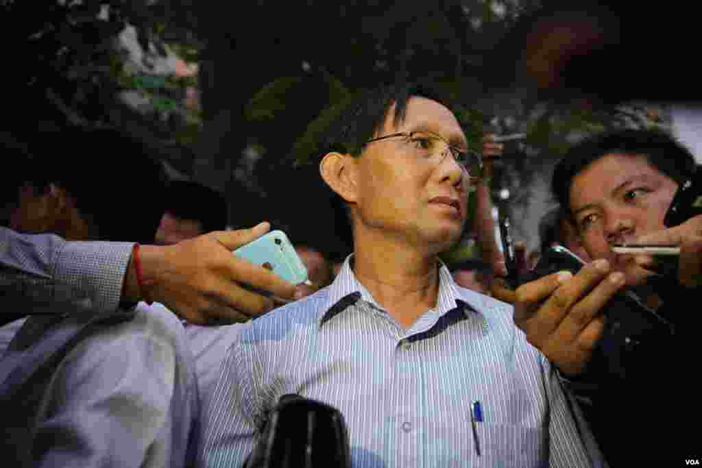 លោក យឹម សុវណ្ណ អ្នក​នាំ​ពាក្យ​គណបក្ស​សង្គ្រោះ​ជាតិ និយាយ​ទៅកាន់​អ្នក​សារព័ត៌មាន នៅក្រៅ​ទីស្នាក់ការ​កណ្ដាល​គណបក្ស កាលពី​ល្ងាច​ថ្ងៃព្រហស្បតិ៍ ទី២៦ ខែឧសភា ឆ្នាំ២០១៦។ (អូន ឆេងប៉រ/VOA)