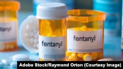 플라스틱 약통에 담긴 처방용 펜타닐 알약