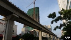騎摩托車的人經過中國出資在河內修建的一處高架鐵軌。 （2014年9月12日資料照）