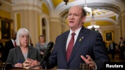 PICHA YA MAKTABA: Seneta Chris Coons (Kulia) aliyesema ni kipaumbele cha juu kuidhinisha upya Sheria ya Ukuaji na Fursa kwa Afrika (AGOA) mwaka huu.