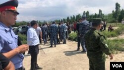 Qirg'iziston - Tojikiston chegarasiga yig'ilgan aholi va huquq-tartibot organlari xodimlari