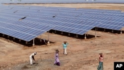 Charanka qishlog'idagi quyosh energiyasi batareyalari