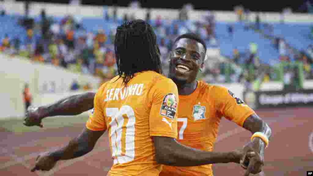 Gervinho, à gauche et Serge Aurier de la Cote d'Ivoire célèbrent après la victoire écrasante contre l'Algérie 3-1.