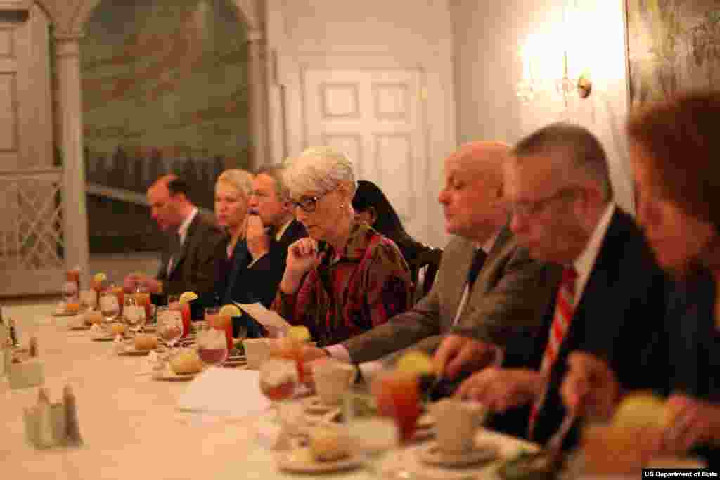 AQSh-Qirg'iziston yillik maslahat kengashi paytida tushlik, Davlat departamenti, Vashington, 9-aprel, 2015