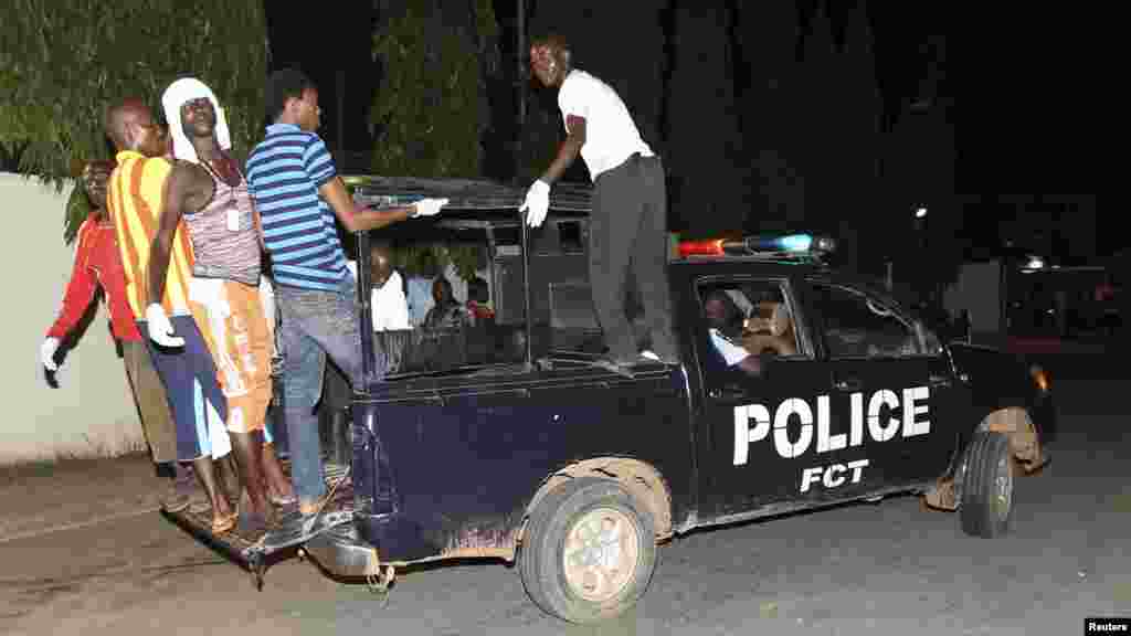 Ma'aikatan ceto a lokacin harin farko na Nyanya, Mayu 1, 2014.