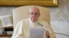 Paus Fransiskus menyampaikan pidato mingguannya dari perpustakaan di Istana Apostolik, Vatikan, 11 November 2020. (Vatican Media/Handout)
