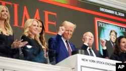 El presidente electo Donald Trump hace un gesto después de tocar la campana de apertura en la Bolsa de Valores de Nueva York, en Nueva York, el 12 de diciembre de 2024.