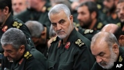 រូបឯកសារ៖ លោក Qassem Soleimani (កណ្ដាល) ចូលរួម​ក្នុង​ជំនួប​មួយ​ជាមួយ​នឹង​​មេដឹកនាំ​កំពូលអ៊ីរ៉ង់​​លោក Ali Khamenei ក្នុង​ទីក្រុងតេហេរ៉ង់ កាល​ពី​ឆ្នាំ​២០១៦។ 