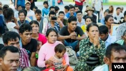  ប្រជាពលរដ្ឋ​ពី​ខេត្ត​ក្រចេះដែល​រង​ជម្លោះ​ដីធ្លី​ ទល់​នឹង​ក្រុមហ៊ុនចម្ការ​កៅស៊ូ​មេមត់ ឡើងមកដង្ហែញាត្តិ​តាម​ដង​ផ្លូវ​នៅ​រាជធានី​ភ្នំពេញ​ ទាមទារ​សុំ​ការដំណោះស្រាយ​ដោយ​រដ្ឋាភិបាល​ទៅលើ​​ការ​បាត់បង់ដីធ្លីដែល​ពួកគាត់អះអាង​ថា​ជា​របស់ពួកគាត់ នៅរាជធានី​ភ្នំពេញ​ នៅថ្ងៃ​ទី​ ២៣ ខែ​មេសា ឆ្នាំ២០១៨។ (ខាន់​ សុគុំមនោ​/VOA)