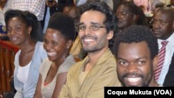 Luaty Beirão, segundo da direita,