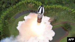 Uji tembak rudal balistik antarbenua (ICBM) baru "Hwasong-18" di lokasi yang dirahasiakan di Korea Utara. (Foto: via AFP)