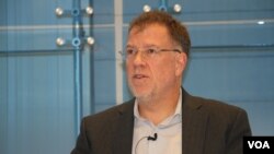 John Norris, executive director of sustainable security and peacebuilding initiative, at the Center for American Progress, addressed the audience at a panel discussion on freedom in the world, Washington DC, January 16, 2018. (Say Mony/VOA Khmer)