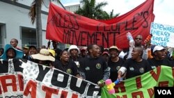 Para aktivis, kelompok-kelompok HAM, dan warga berbagai negara berdemonstrasi di depan tempat konferensi perubahan iklim PBB di Durban, Afrika Selatan, Sabtu (3/12).