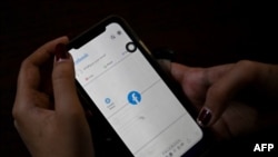 ရန်ကုန်မြို့ရှိ အမျိုးသမီးတဦး ဖေ့ဘွတ်သုံးနေတဲ့ မြင်ကွင်း။ (ဖေဖော်ဝါရီ ၀၄၊ ၂၀၂၁)