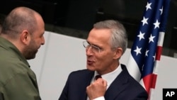 Генеральний секретар НАТО Єнс Столтенберг розмовляє з міністром оборони України Рустемом Умєровим під час зустрічі Контактної групи з питань оборони України в штаб-квартирі НАТО в Брюсселі, четвер, 13 червня 2024 р. (Фото: AP Photo/Virginia Mayo)