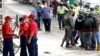 Un grupo de trabajadores de la estatal Pdvsa repara un dispensador de gasolina en Caracas, después de que el gobierno elevara el precio del combustible en enero de 2020.
