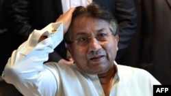 រូប​ឯកសារ៖ លោក Pervez Musharraf និយាយ​ទៅ​កាន់​សារព័ត៌មាន​នៅ​ផ្ទះ​របស់​លោក មុន​ពេល​លោក​ចាកចេញ​ទៅ​ក្រុង Karachi កាលពី​ថ្ងៃទី២៤ ខែមីនា ឆ្នាំ២០១៣។