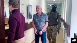 مقامات روسی روز جمعه اعلام کردند که رابرت شونوف به جرم "همکاری مخفی با یک دولت خارجی" به چهار سال و ۱۰ ماه زندان محکوم شده است.