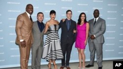 Brauer sa kolegama iz serije "Bruklin 99" (Foto: Evan Agostini/Invision/AP)