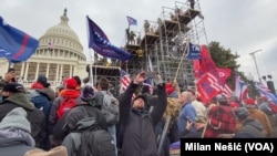 Protest pristalica bivšeg predsednika Trampa pred zgradom Kapitola