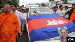 ក្បួនដង្ហែ​សពរបស់​លោកកែម ឡីត្រូវ​បាន​ធ្វើឡើង​នៅ​តាម​បណ្តោយផ្លូវព្រះមុនីវង្ស ក្រុង​ភ្នំពេញ កាលពី​ថ្ងៃទី១០ ខែ​កក្កដា ឆ្នាំ២០១៦។ (នៅ វណ្ណារិន/VOA)