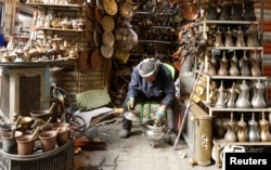 یک مسگر در بازار بغداد (آرشیو)