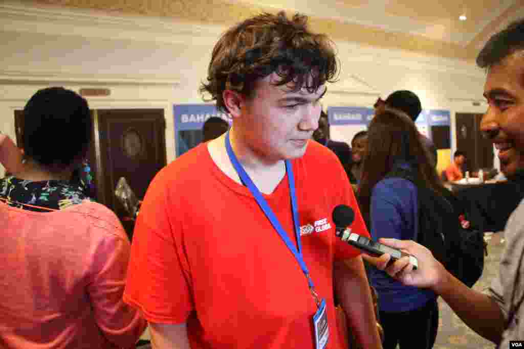 A member of Team Europe, which won gold medal, talks to a VOA reporter after the closing of the First Global Challenge robotics competition in Washington, DC, Tuesday, July 18, 2017. (Nem Sopheakpanha/VOA Khmer)