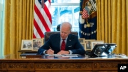 Presidenti Joe Biden duke nënshkruar urdhërat ekzekutivë për shëndetësinë, në Zyrën Ovale të Shtëpisë së Bardhë, 28 janar 2021