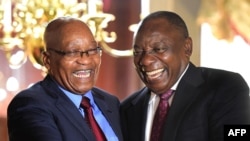 Rais wa Afrika Kusini Cyril Ramaphosa (Kulia) na Rais wa zamani wa Afrika Kusini Jacob Zuma Feb, 2018.