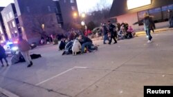 Prolaznici pomažu povređenima posle napada na paradi u Vakaši, u Viskonsinu (Foto: Jordan Woynilko/Rojters)