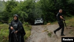 Kosovska policija blizu sela Bare, 14. juna 2023. Foto: Rojters/Valdrin Xhemaj 