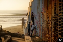 La muerte de otro niño de Guatemala bajo custodia federal en EE.UU., llega en medio del cierre parcial del gobierno por disputa acerca de fondos para levantar el muro fronterizo solicitado por el presidente Donald Trump.