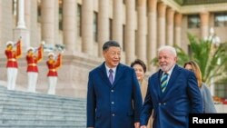 El presidente de Brasil, Luiz Inacio Lula da Silva, y el presidente de China, Xi Jinping, asisten a una ceremonia de bienvenida en el Gran Salón del Pueblo en Beijing, China, el 14 de abril de 2023.