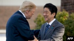 Le président Donald Trump et le Premier ministre japonais Shinzo Abe au Kasumigaseki Country Club, le 5 novembre 2017 à Kawagoe, au Japon.