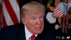 លោក​ប្រធានាធិបតី​ ដូណាល់ ត្រាំ ថ្លែង​ក្នុង​សន្និសីទ​កាសែត​មួយ​ស្តី​ពី​វិបត្តិ​អាភៀន កាលពី​ថ្ងៃទី​៨ ខែសីហា​ ឆ្នាំ២០១៧ នៅ​ក្លឹប​វាយ​កូន​ហ្គោល Trump National Golf Club ក្នុង​ក្រុង Bedminster។ 