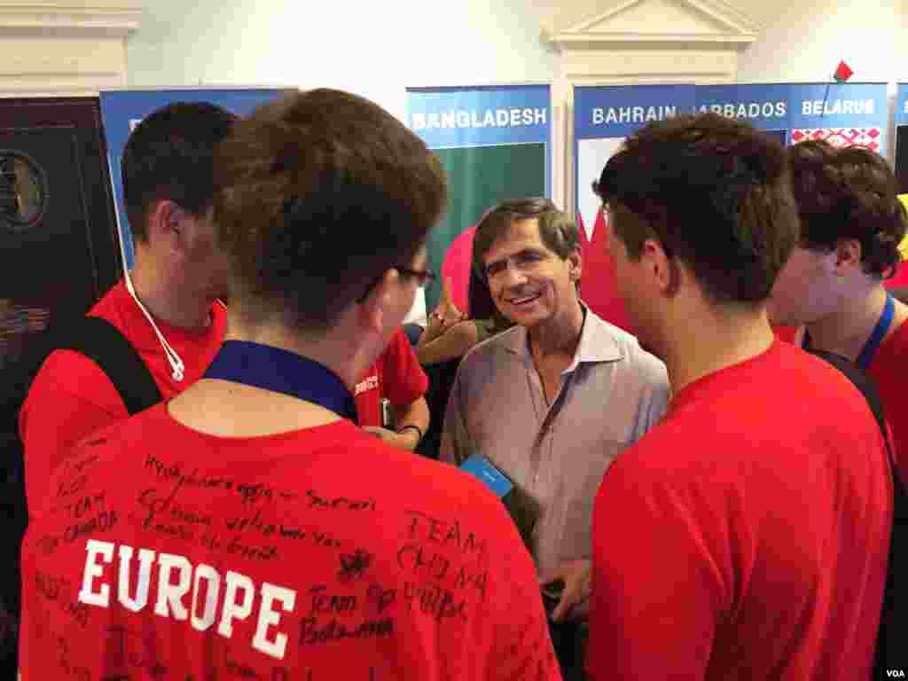 លោក Joe Sestak ប្រធាន​អង្គការ​ First Global ថត​ជាមួយ​ក្រុម​អឺរ៉ុប​ (Team Europe) ដែល​ជា​ក្រុម​ជ័យ​លាភី​មេដាយ​មាស​ បន្ទាប់​ពី​ការ​បញ្ចប់​ជា​ស្ថាពរ​ ការ​ប្រកួត​បញ្ជា​មនុស្ស​យន្ត​អន្តរជាតិ​ First Global Challenge នៅ​សាល​សម្តែង​សិល្បៈ​ DAR Constitution Hall ក