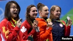 Fu Yuanhui of China, left, shows her medal from the 2016 Rio Olympics. (REUTERS/David Gray)