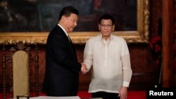 中國國家主席習近平(左)星期二抵達菲律賓進行國事訪問與菲總統杜特爾特(右)。