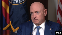 Američki senator Mark Kelly razgovara sa Glasom Amerike na Kapitol Hilu. (Phil Datcher/VOA)