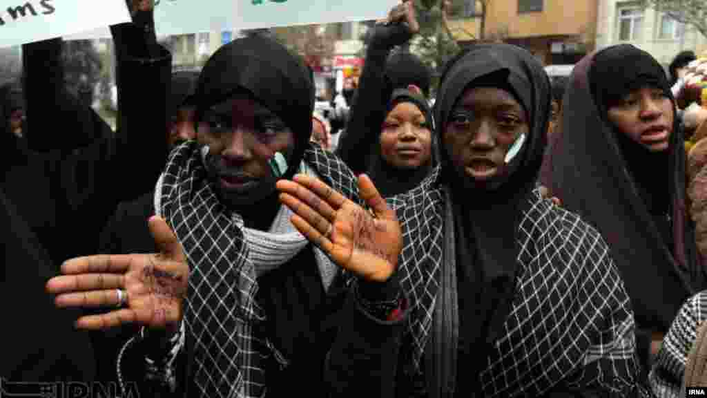 Wasu masu zanga zangar da suka taru a gaban ofishin jakadancin Najeriya dake Tehran game da rikicin mabiya Shi'a da ma'aikatan tsaro a Zariya.