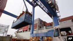 Estados Unidos importó alrededor de 500 mil millones de dólares en productos manufacturados en China en 2015.