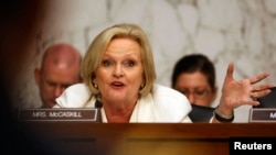 Senator Kler Makaskil armiyada jinsiy tajovuzlar haqida bevosita qo'mondonlar emas, chetga xabar berishga doir qonun loyihasi tarafdori.