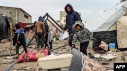 Raseljeni Palestinci ispituju štetu na šatorima poslije izraelskog bombardovanja izbegličkog kampa u Rafahu. (Foto: SAID KHATIB / AFP)