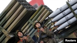 Para tentara memegang senjata di truk yang berisi peluncur roket saat parade ulang tahun ke-70 didirikannya Partai Buruh Korea Utara di Pyongyang, 10 Oktober 2015. (Foto: dok.)