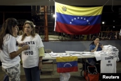 FILE - Venezuelans supporting Venezuelan opposition leader Henrique Capriles wear T-shirts that read "Count my Vote" during a gathering for a petition in Panama City, Panama, April 17, 2013.